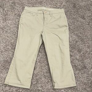 Riders by lee mid rise Capri.